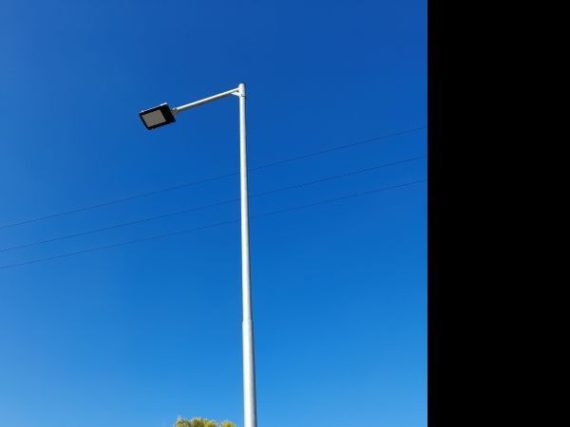 Horganyzott acél lámpaoszlop UTCAI VILÁGÍTÁSHOZ/6 méter/AKÁR TELEPÍTÉSSEL IS ALAPVASALATTAL