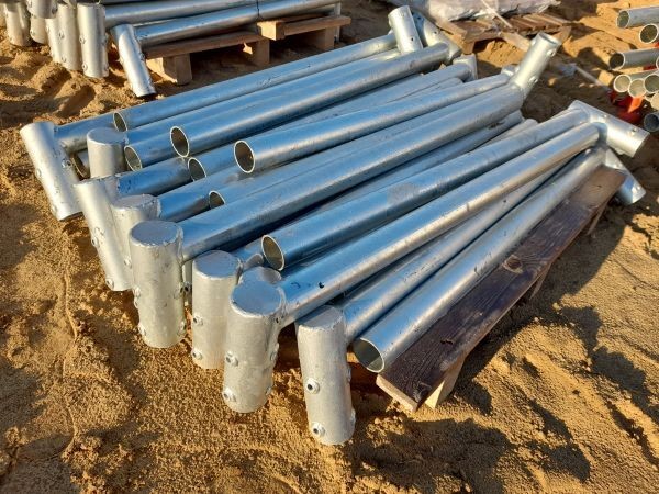 Image of 50 cm lámpakar egy oldali horganyzott acél oszlophoz. A rögzítőcsavarok a tartozék része